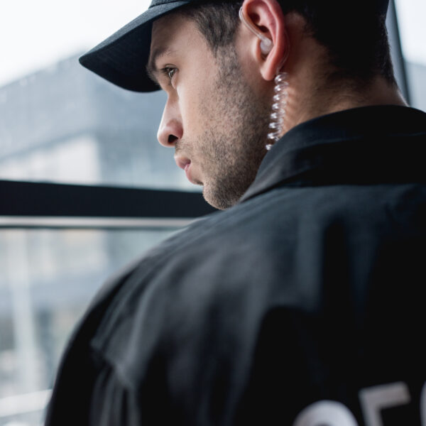 Agenții noștri de securitate, instruiți și certificați, oferă protecție non-stop pentru persoane, sedii și evenimente. Monitor Security garantează seriozitate, discreție și reacție rapidă în orice situație.