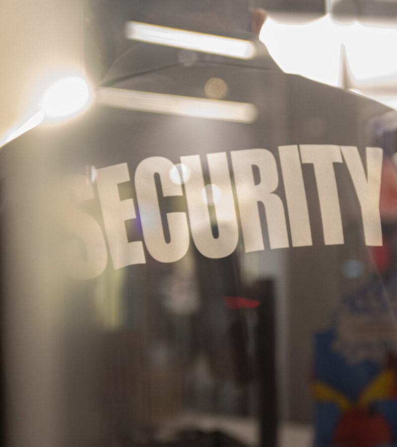 Agenții Monitor Security protejează clădirile, evenimentele și persoanele cu profesionalism și discreție, oferind siguranță permanentă.
