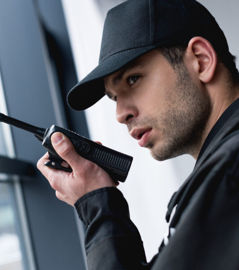 Oferim servicii de pază și protecție cu agenți autorizați, pregătiți să asigure siguranța spațiilor rezidențiale, comerciale și industriale. Echipa noastră este mereu prezentă, discretă și eficientă.