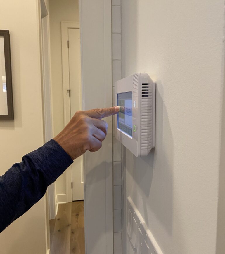 De la senzori de mișcare la sisteme complexe de detecție incendiu, implementăm soluții integrate pentru prevenirea incidentelor și reducerea oricărui risc.